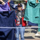 Des travailleurs de santé ont accroché des lignes de blouses devant le Palais des Nations à Genève. KEYSTONE/MARTIAL TREZZINI